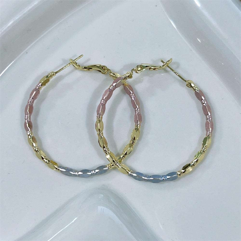 Minimalist Design, Circle Shape, Electroplated Gold Earrings, Exaggerated Earrings, Street Photography, High-End Temperament