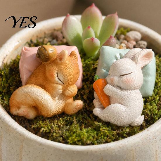 Carrot Hugging Rabbit Figurine 2Pcs Mini Animal Landscape Ornaments, Resin Small Sleeping Figurines Moss Micro-landscape Accessories for Succulents