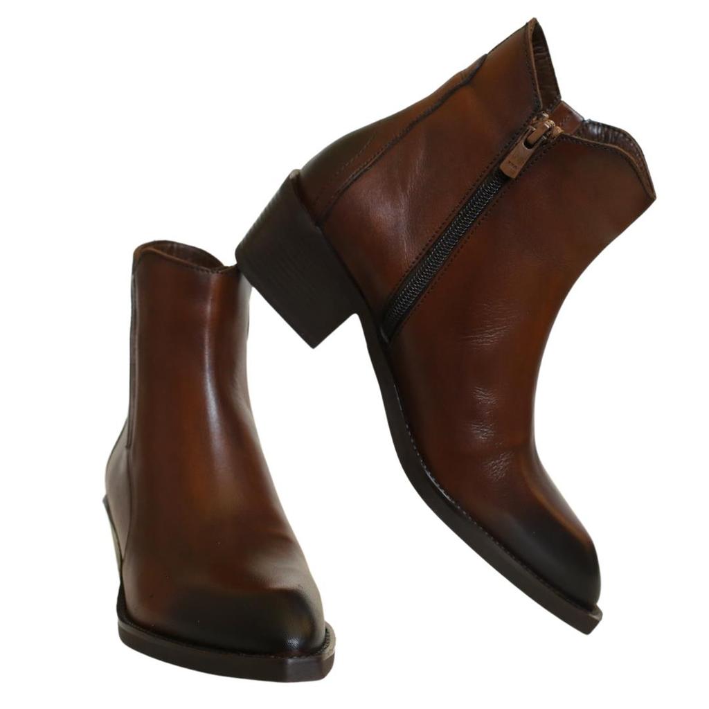 Женские сапоги из натуральной кожи на высоком каблуке