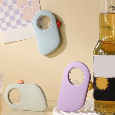 Открывалка для бутылок на холодильник, мощный магнит, компактный дизайн, портативный мультяшный инструмент для открывания пива, аксессуары для винного бара