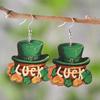 Улица. Деревянные серьги с подвеской в виде зеленого котенка и клевера ко Дню Святого Патрика
