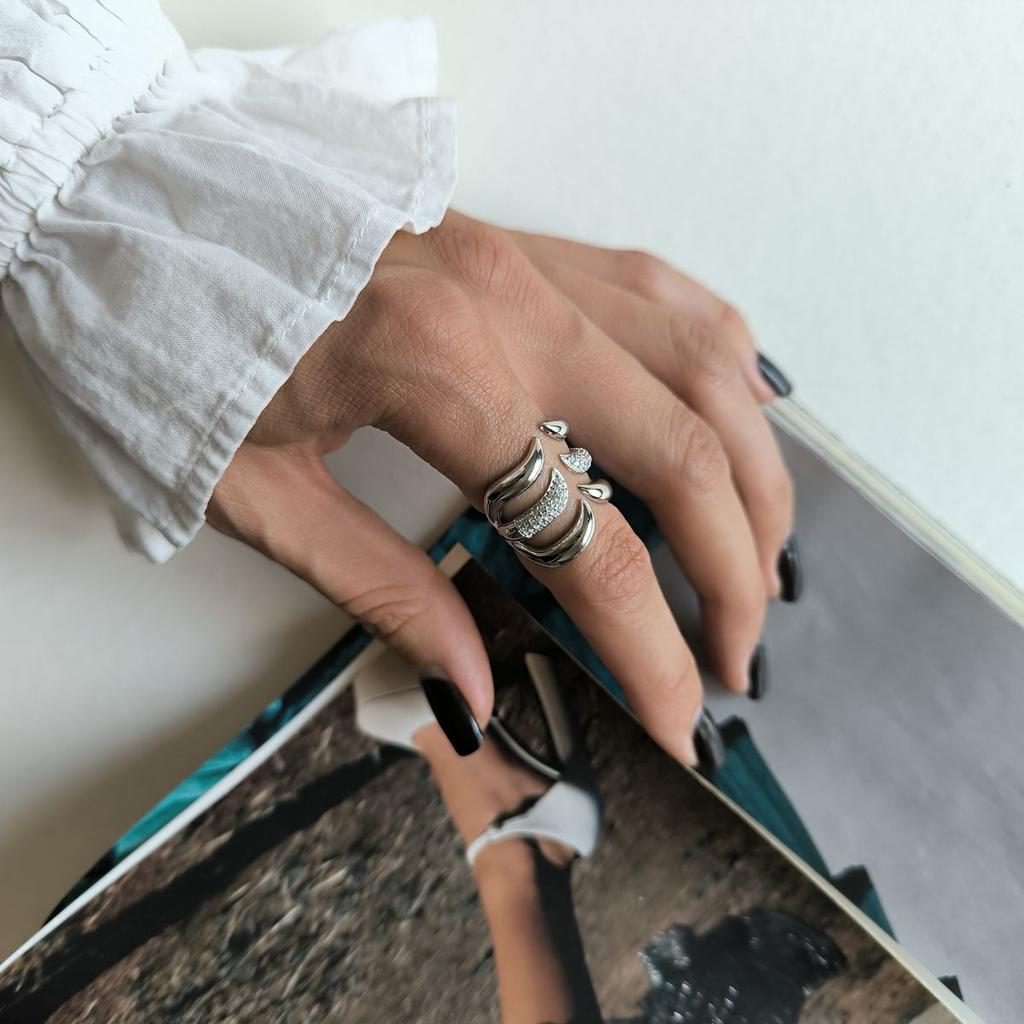 Серебряное кольцо с фианитами, вес изделия 6,89 гр (2192046)