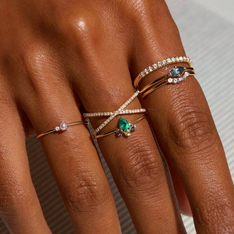 Стильное женское кольцо с бриллиантом на мизинец и крестом — уникальное, универсальное, не выцветающее и популярное в Интернете