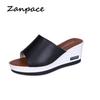 Повседневные тапочки Женские Лето 2025 Кожаная поверхность Шлепанцы на танкетке Женские сандалии Дикие Толстые Домашние тапочки Шлепанцы