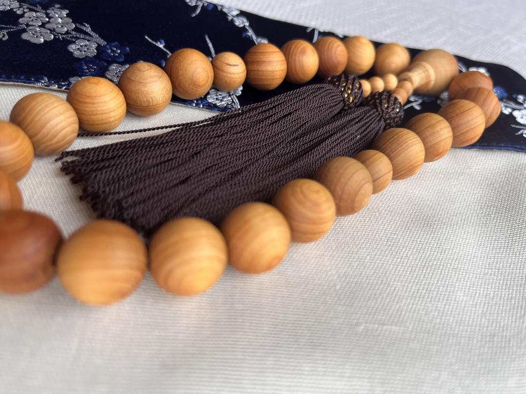 Четки ручной работы Kagashiwa, 15 мм, основная бусина из натурального дерева. Блеск и аромат усиливаются со временем. В комплекте идет памятный мешочек для четок.