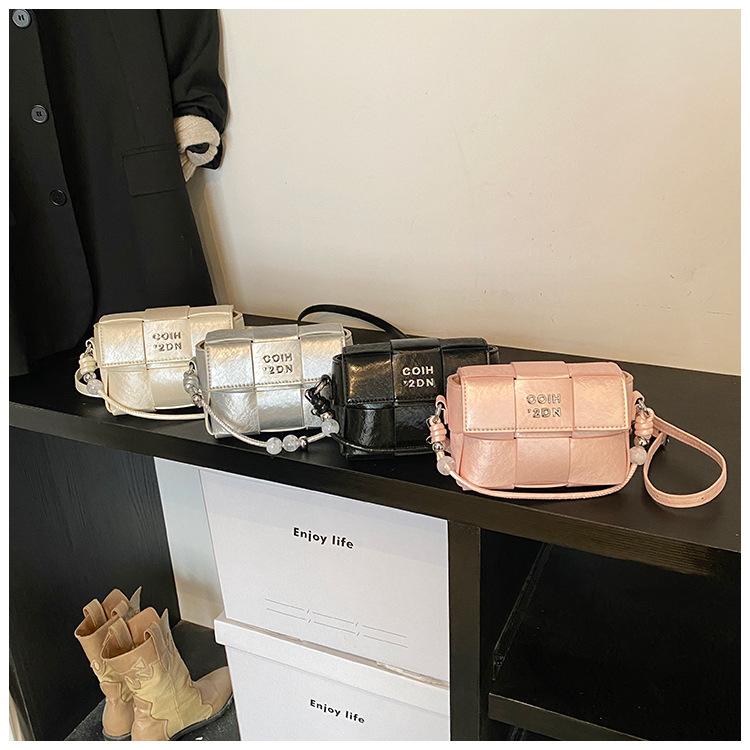 Niche design bag women's spring and summer 2025 new fashion shoulder messenger bag fashion high sense woven small square bag