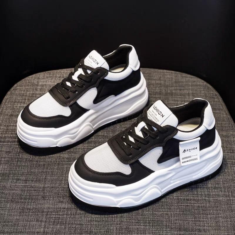 Женская обувь на скрытой платформе, кожаные маленькие белые туфли, весенне-летняя новинка, универсальные туфли на толстой подошве-маффине, повседневная спортивная обувь