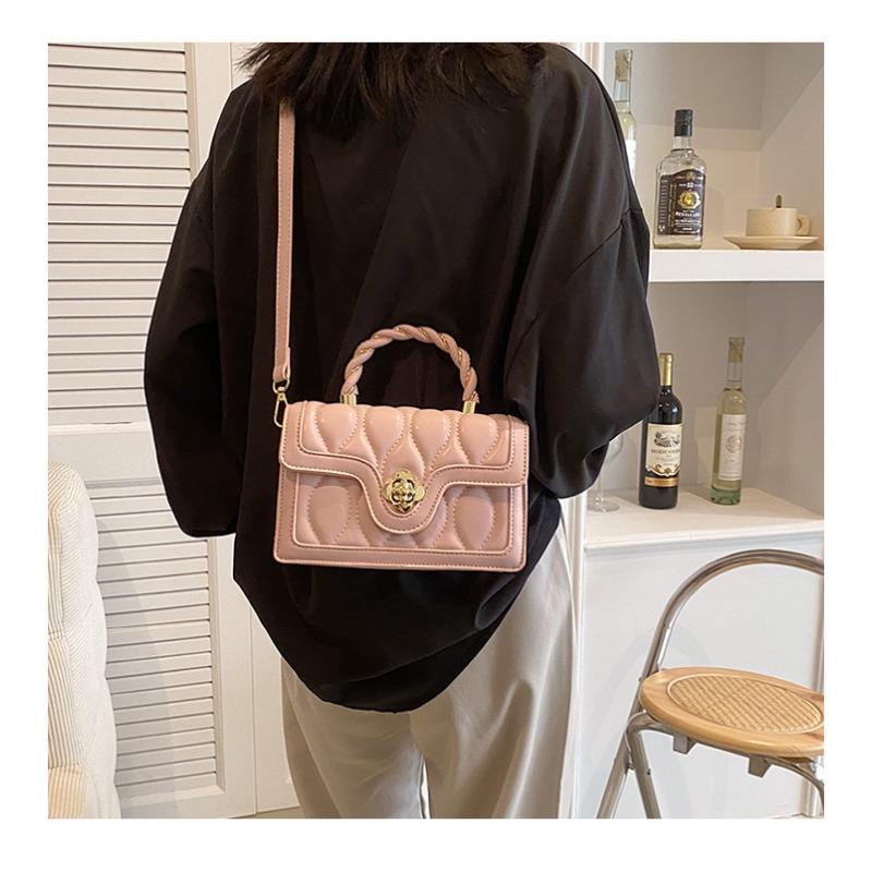 Маленькая и модная ручная маленькая квадратная сумка с нишевым дизайном для женщин. Новая зимняя нишевая сумка 2024 года с текстурой. Сумка через плечо Instagram.