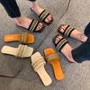 Крутые тапочки в этническом стиле с квадратной головкой для женщин, летняя одежда 2024 года, новые женские туфли большого размера, впитывающие пот, плоская подошва, одно слово, перетаскивание
