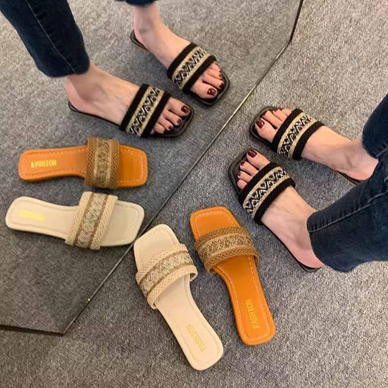 Крутые тапочки в этническом стиле с квадратной головкой для женщин, летняя одежда 2024 года, новые женские туфли большого размера, впитывающие пот, плоская подошва, одно слово, перетаскивание