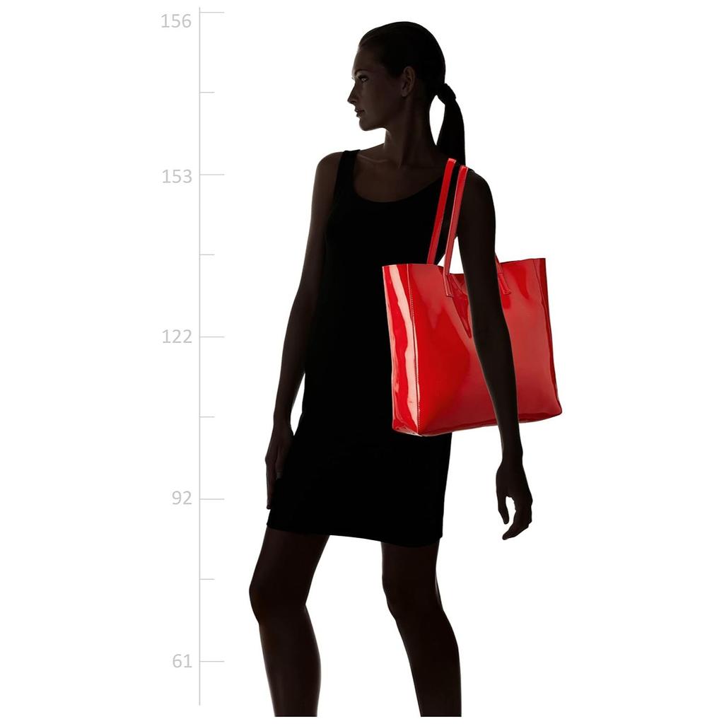 Инструкция по уходу за женской сумочкой: Протрите чистой сухой тканью, чтобы удалить пыль