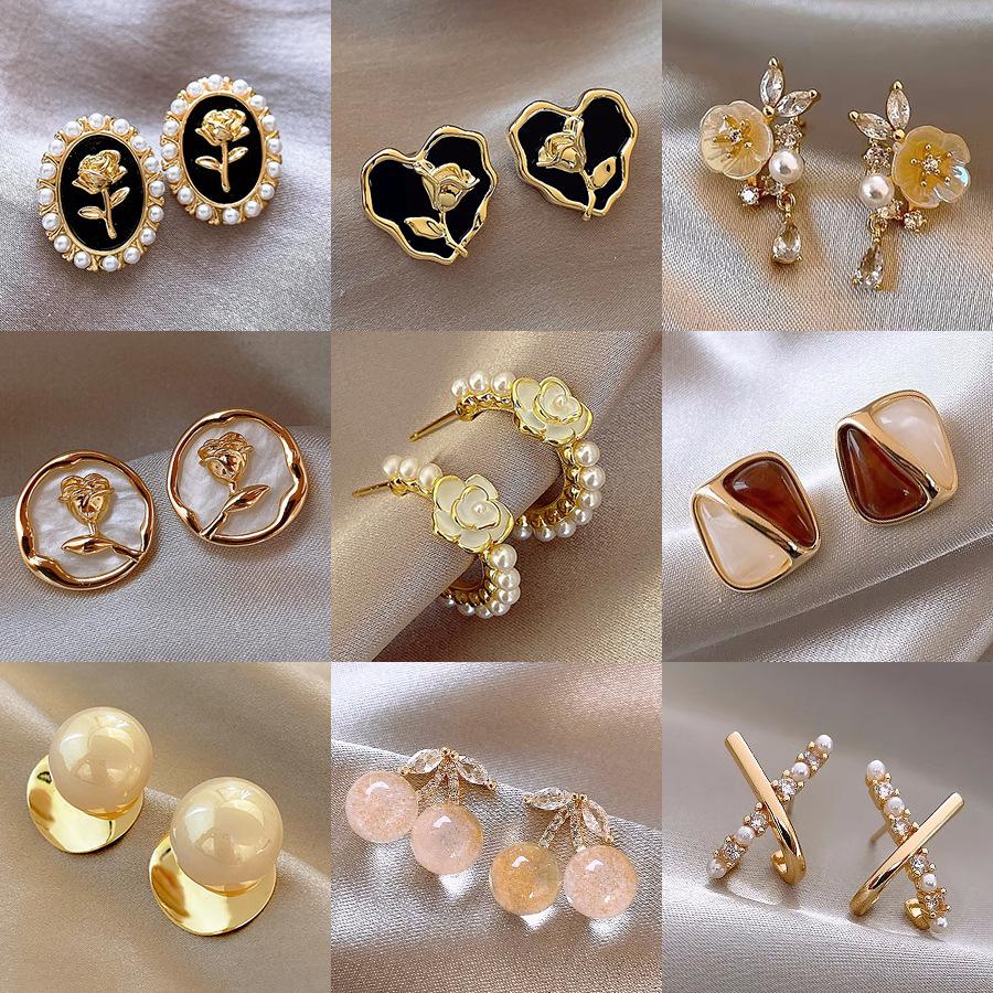 Elegant and sophisticated earrings for women, vintage niche design pearl studs, popular online trend ear accessories
