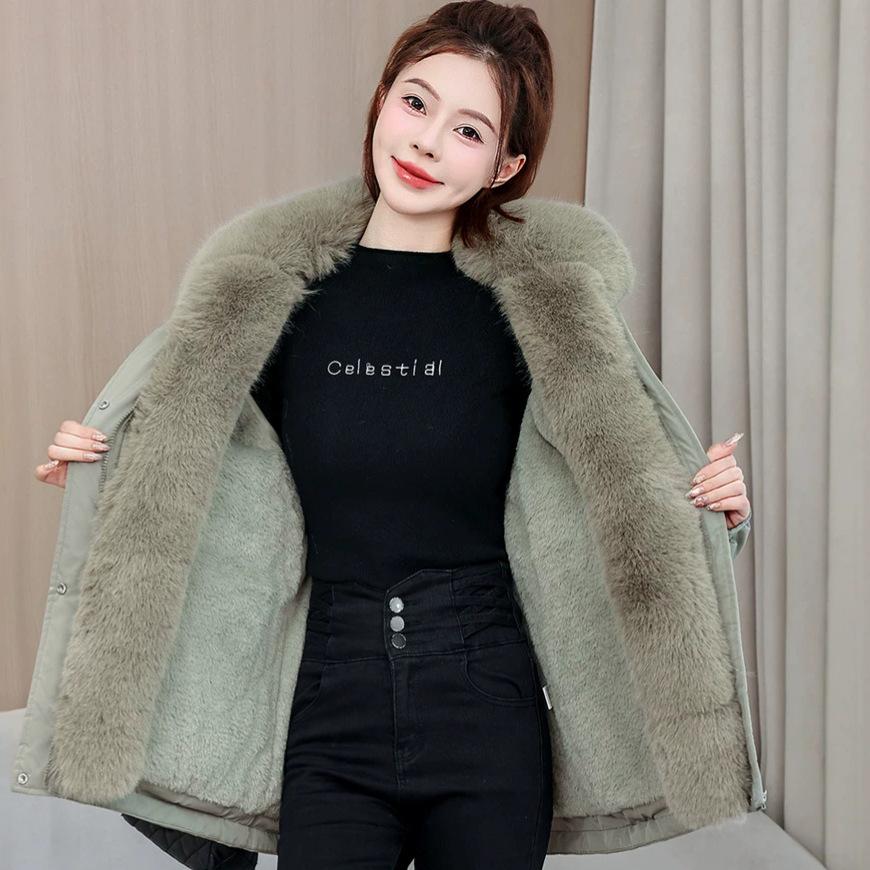 The short pie overcomes the waist design of the women's big fur collar, and the plush liner cotton-padded jacket is available offline.