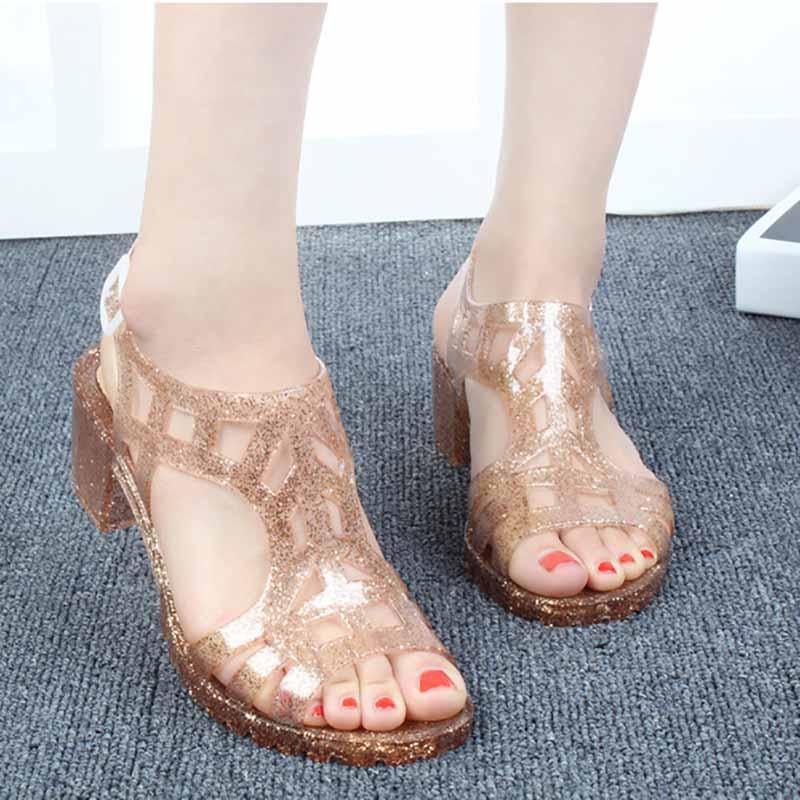 Сверкающие кристаллами босоножки на высоком каблуке. Женские пластиковые прозрачные туфли с открытым носком на толстом каблуке. Европейские и американские летние сандалии на высоком каблуке.