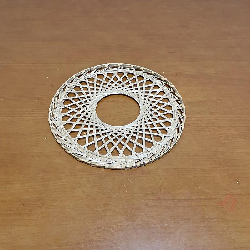 Коническая шляпа, сплетенная вручную из бамбука: Настенное искусство и аксессуар для танца в стиле древнего уся