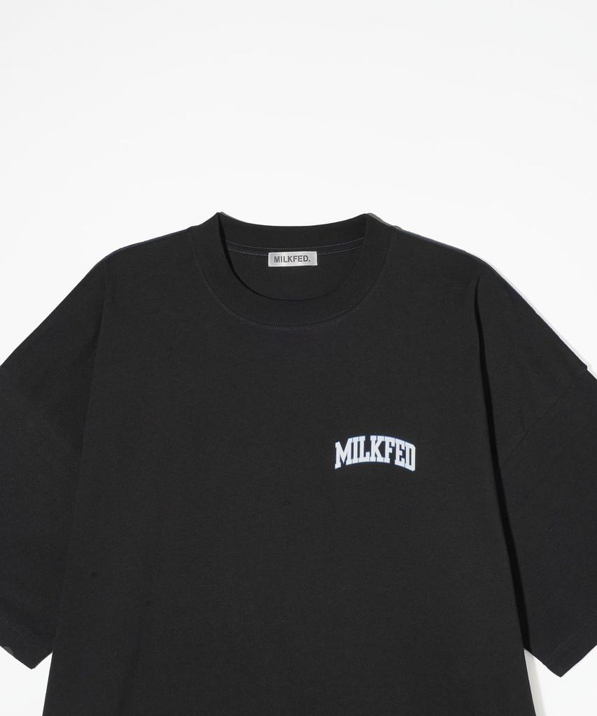Свободная черная женская футболка с коротким рукавом и логотипом колледжа Milkfed,