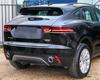 Jaguar E-Pace — Хромированная отделка багажника — Акцент на задней двери — Деталь задней части автомобиля премиум-класса — Тюнинг задней двери с усилением блеска