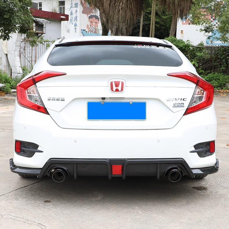 Обвес для Honda Civic 10-го поколения: Задний диффузор, Выхлопная труба, Задняя губа, Передний сплиттер.
