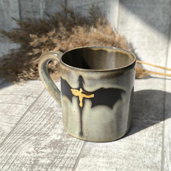 Кружка с рисунком пылающего дракона объемом 350 мл, эргономичная ручка, молочно-желтая глазурь, кружка, расписанная вручную, керамическая посуда для питья с драконом