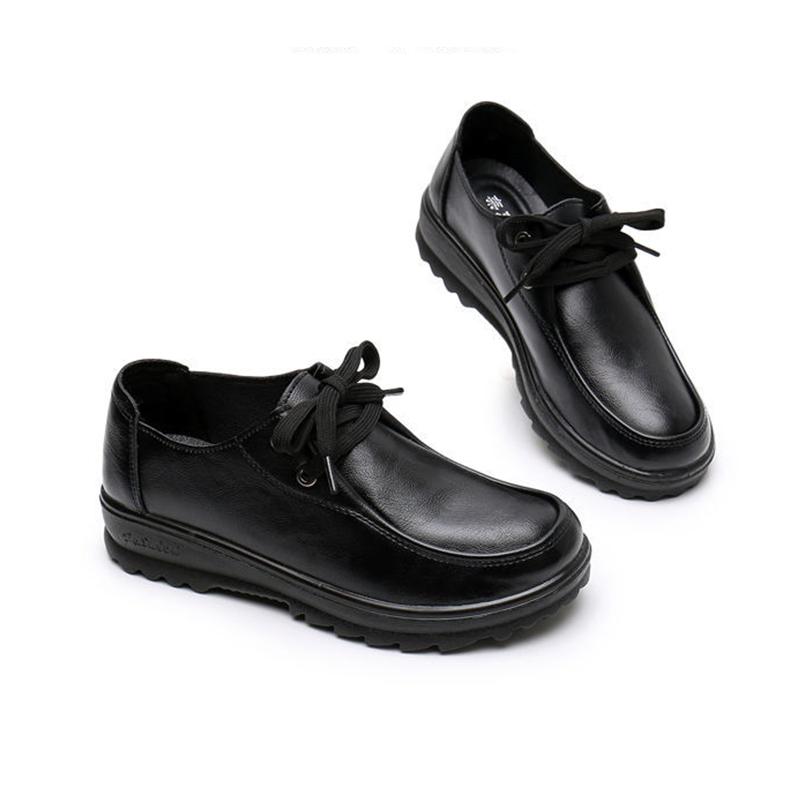 Нескользящая рабочая обувь. Женская черная кожаная обувь. Удобная и мягкая обувь для мамы среднего возраста. Туфли на плоской подошве.