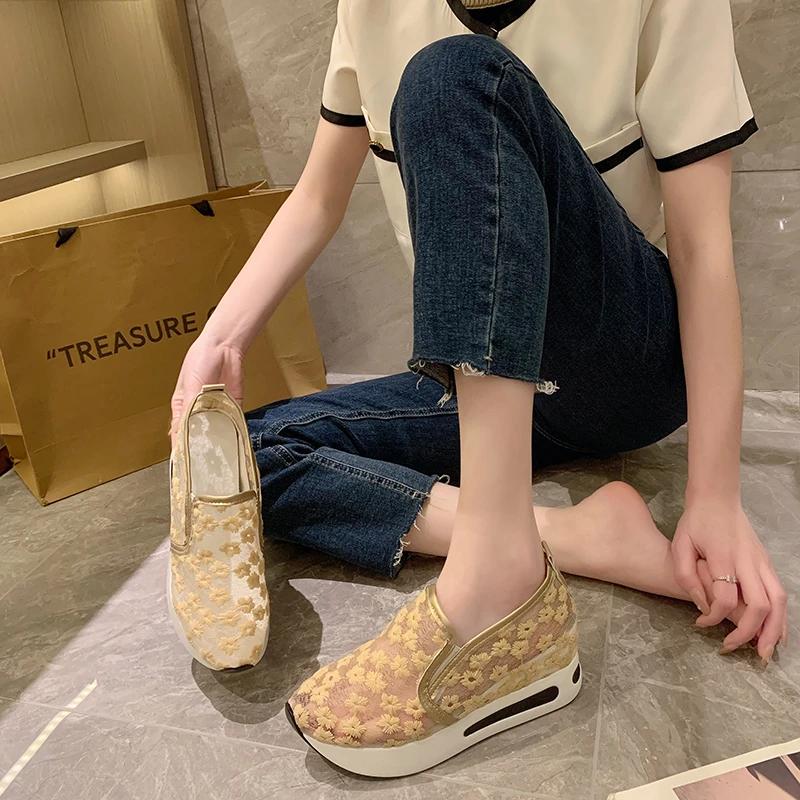 Chaussure Femme Модные женские сетчатые вышитые дышащие туфли на толстой подошве с танкеткой, повседневные и удобные спортивные туфли