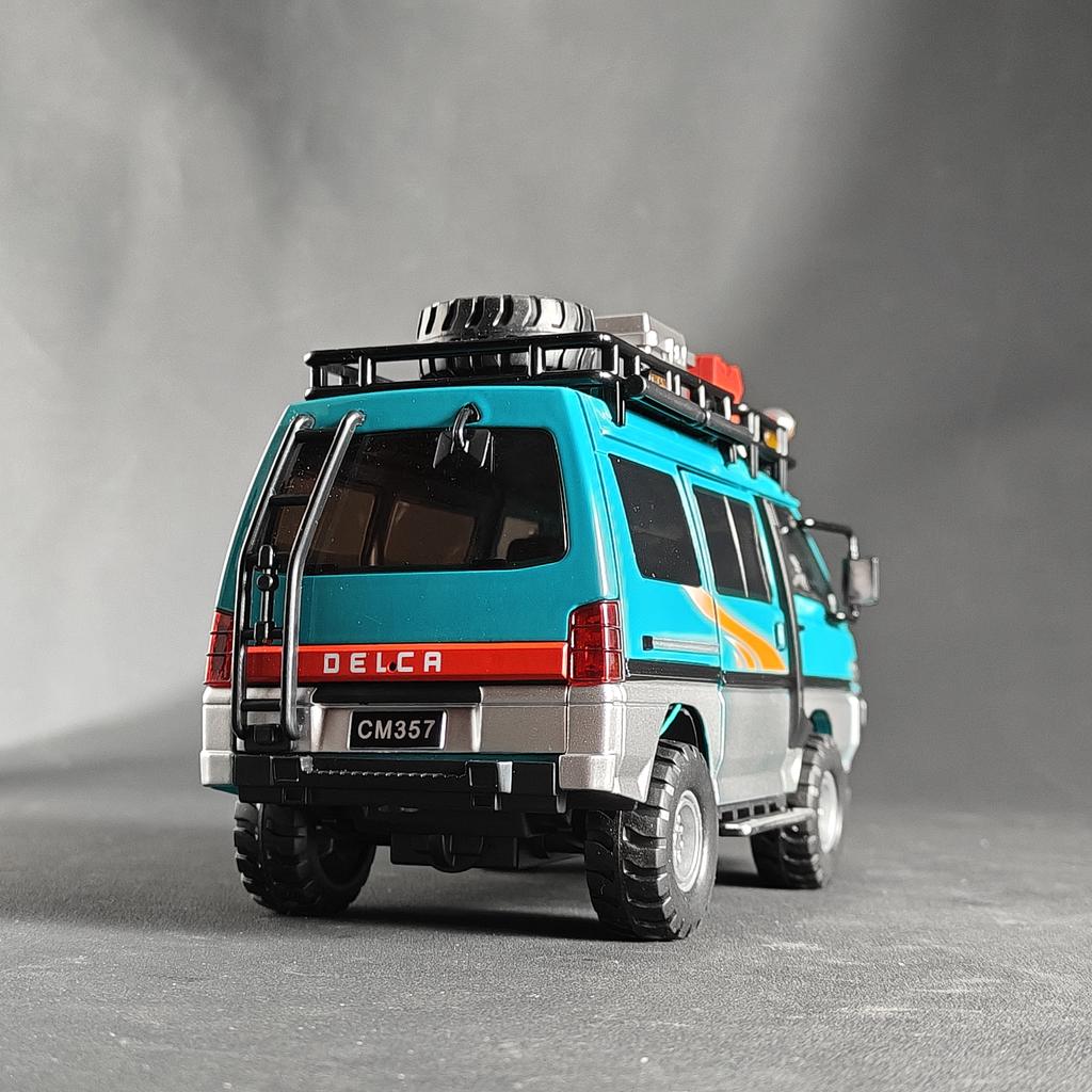 1:24 Mitsubishi Delica Off Road MPV Alloy Diecast Model Sound and Light Toy Home Trendy Display Ornament Kids Toys Gift for Boys