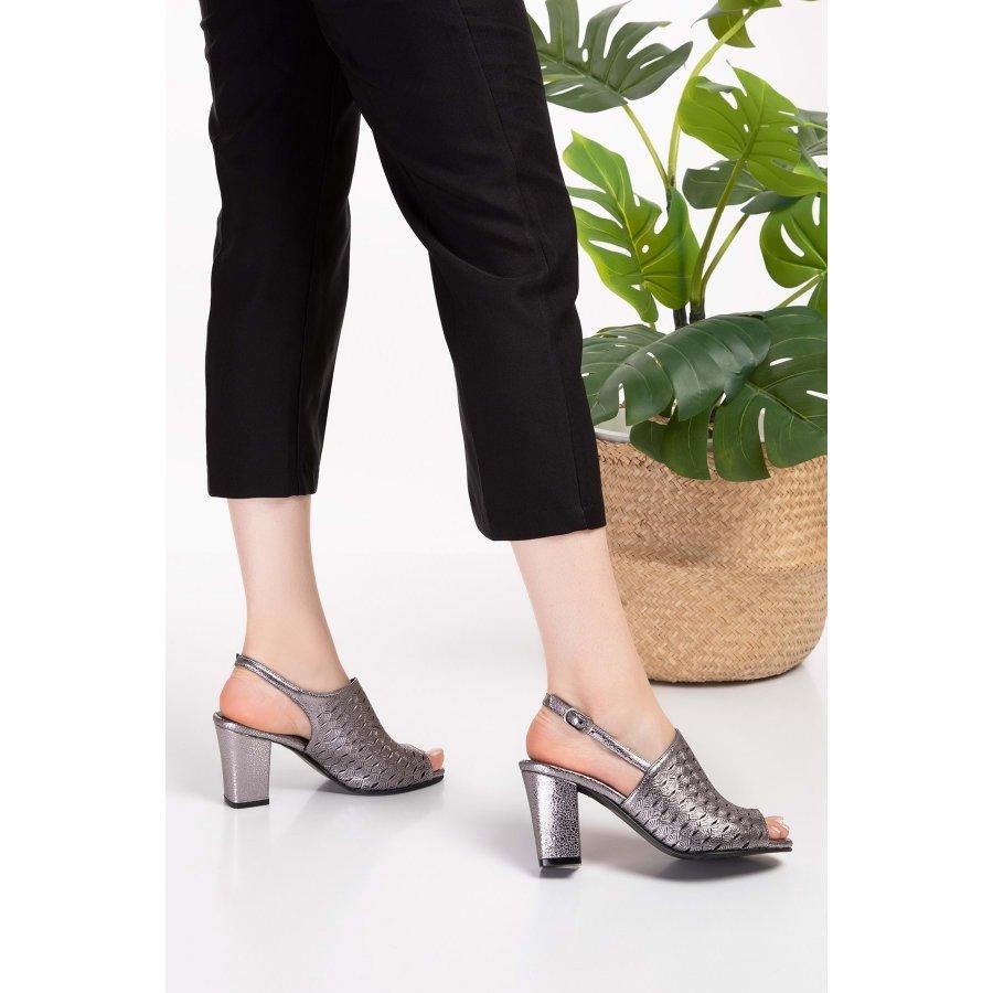 Женские стильные сандалии из натуральной кожи на среднем каблуке