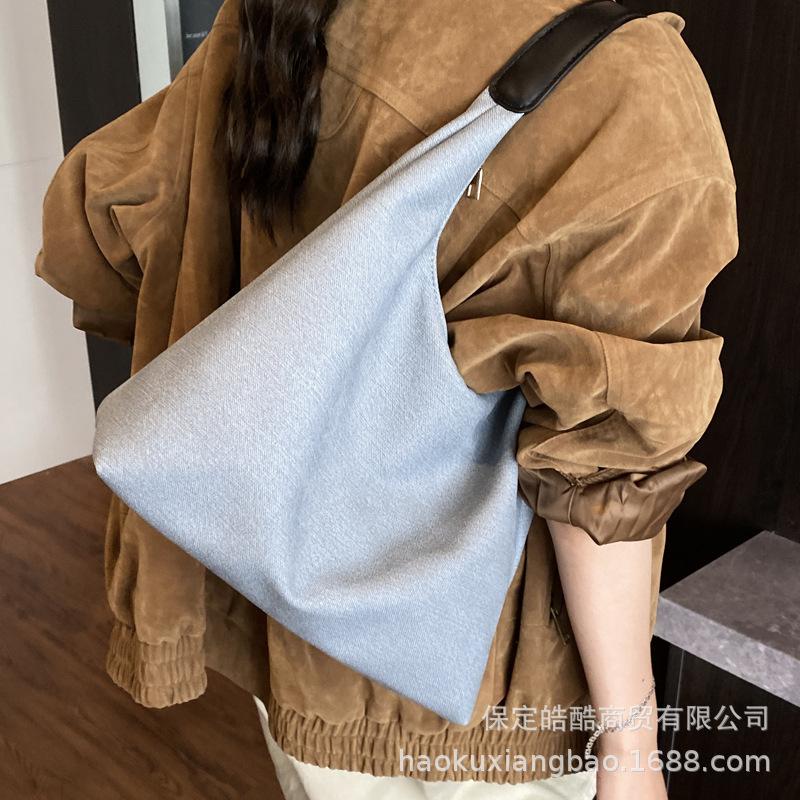 Ретро сумка женская большой вместимости 2025 новая осенне-зимняя универсальная простая сумка через плечо популярна в этом году, сумка-тоут