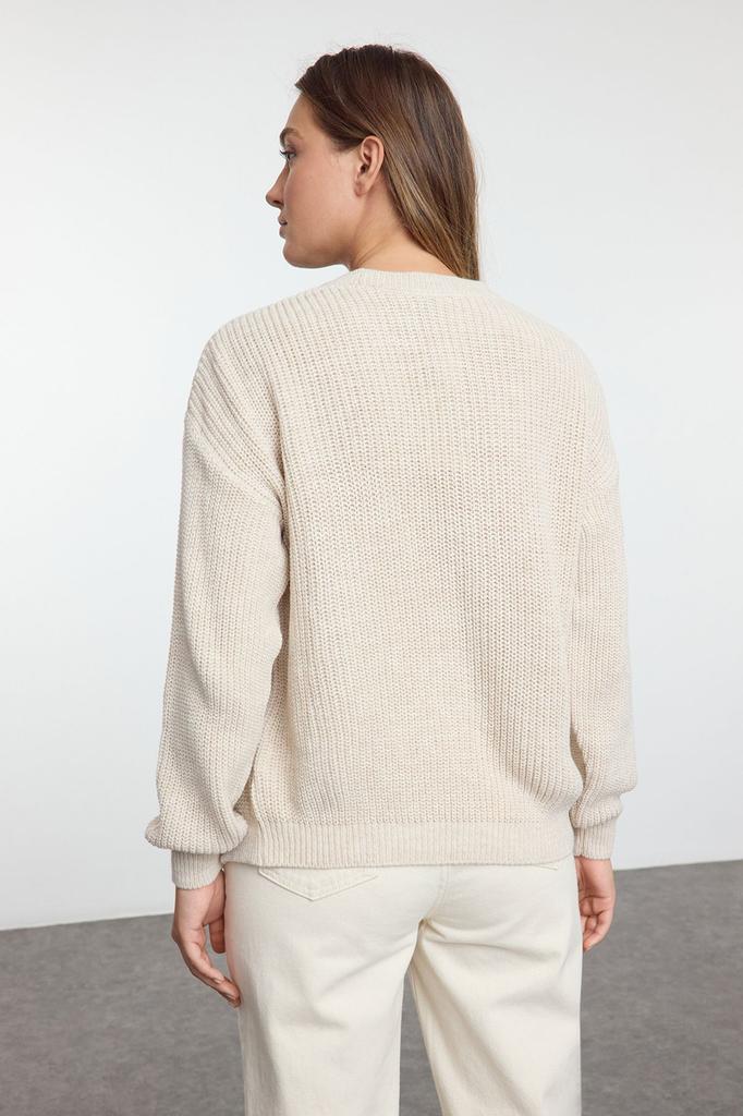 Женский модный стильный свитер бежевого цвета с кружевом и разрезом с круглым вырезом и детальным трикотажным свитером