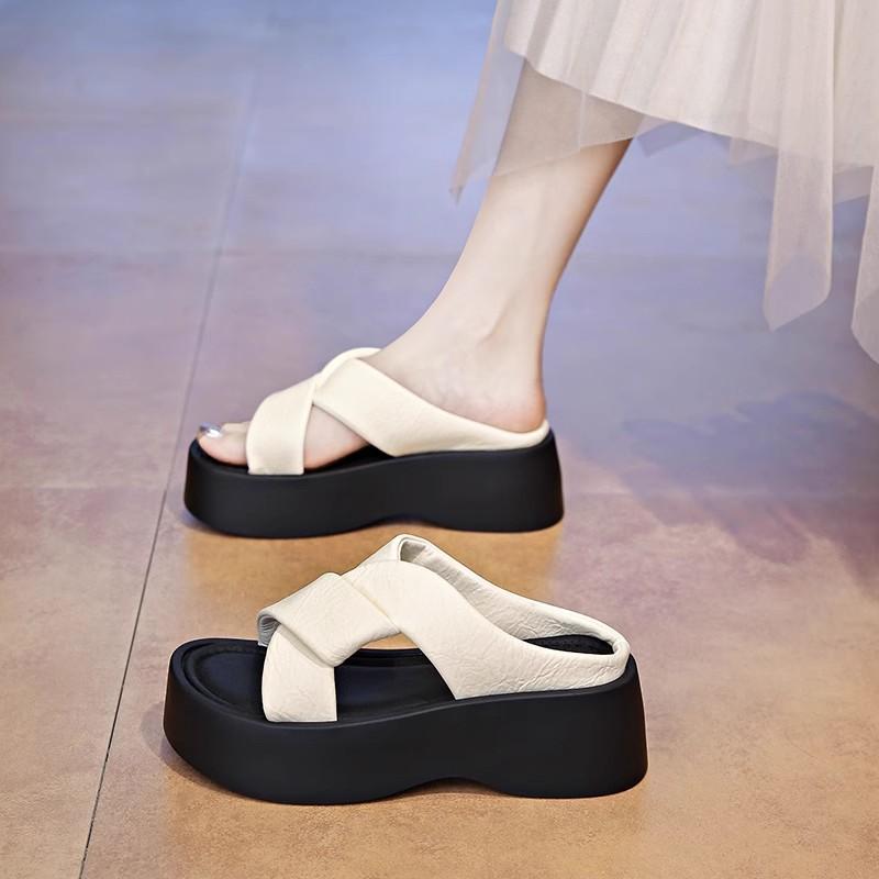 Крутые тапочки женские летние новые модные на толстой подошве красивые черные пляжные сандалии