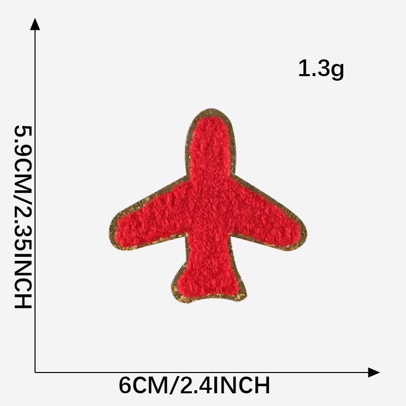 Полотенце из синели с золотой окантовкой, вышитыми нашивками в виде молний и радуги