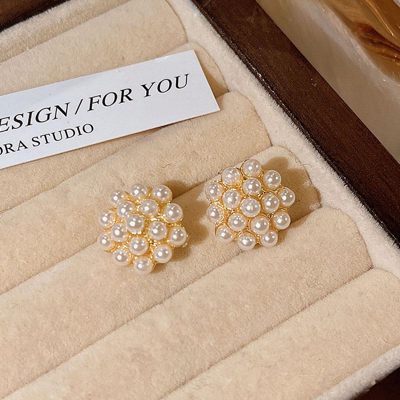 2025 Retro-Inspired Imitation Pearl Earrings: Niche Light Luxury Ear Studs & Pendants