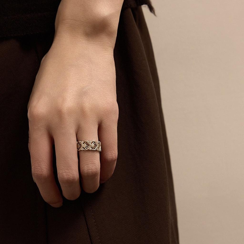 Yinlou ring, a niche design for women, exudes a light luxury and sophisticated vibe. This new open-style ring is perfect for the index finger