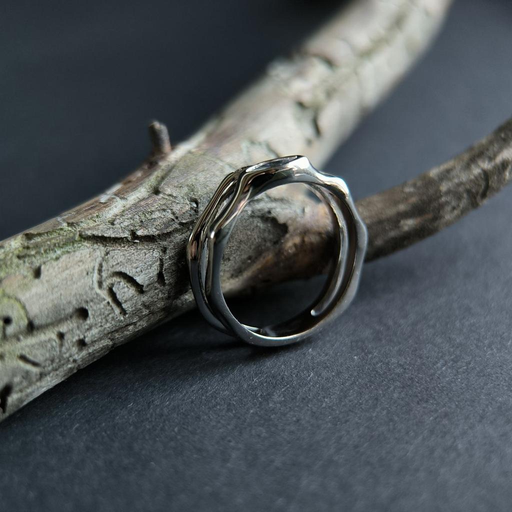 Серебряное кольцо с фианитами, вес изделия 3,71 гр (2187516)