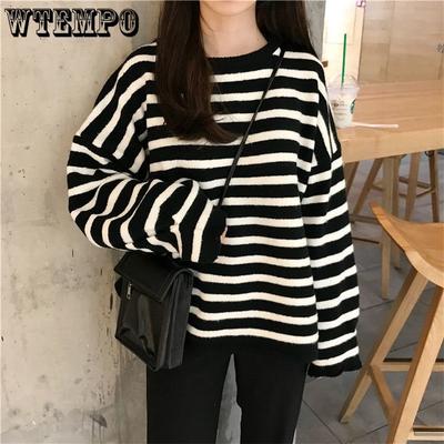 Весенняя корейская версия свободного свитера с круглым вырезом и длинными рукавами, облегающего полосатого пальто для студентки.