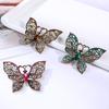 Элегантная эмалевая брошь в виде бабочки — модный аксессуар для костюма высокого класса