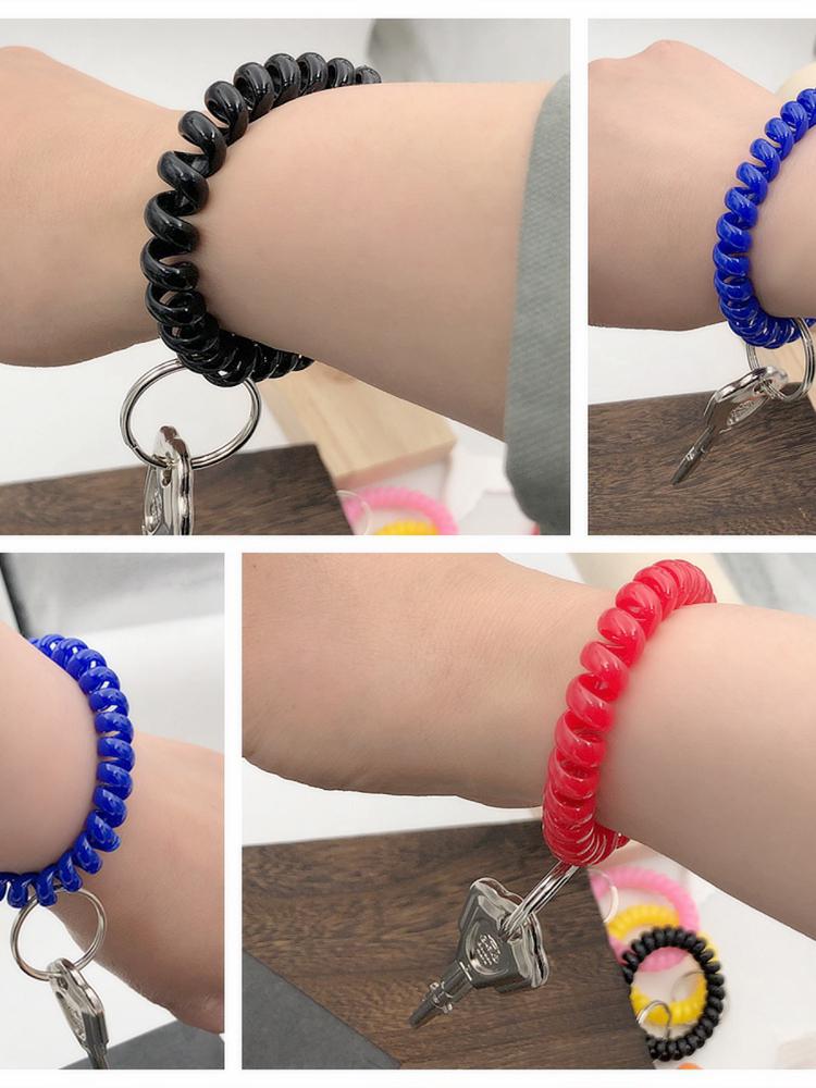 Минималистичный браслет-брелок и резинка для волос в виде пружинного механизма