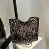 Fashion Casual Tote Bag Women's 2025 Autumn New Personalized Leopard Print Large Capacity Temperament Shoulder Armpit Bag