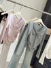 Стильная женская футболка с длинным рукавом и V-образным вырезом, перекрученным спереди, Весна 2026, Облегающий крой, Подчеркивающая фигуру базовая футболка.