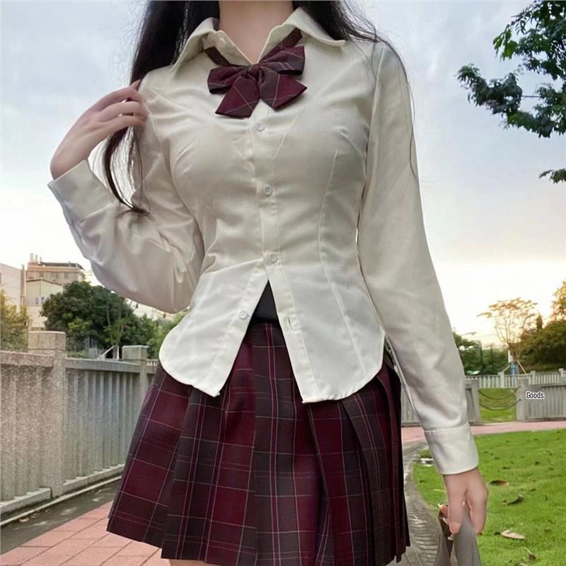 Комплект облегающей белой футболки и клетчатой школьной юбки: Подлинный студенческий стиль с чистой, желанной эстетикой