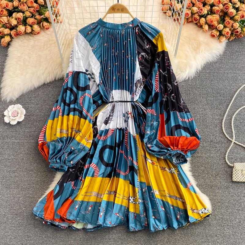 RUGOD Весна и осень популярно в Европе и Америке. Свободное атласное платье средней длины с принтом и круглым вырезом.