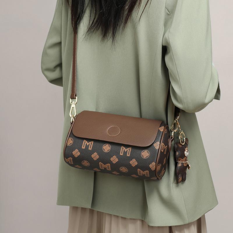 Новые осенние и зимние женские сумки через плечо пользуются популярностью в этом году. Универсальные легкие роскошные сумки-подушки