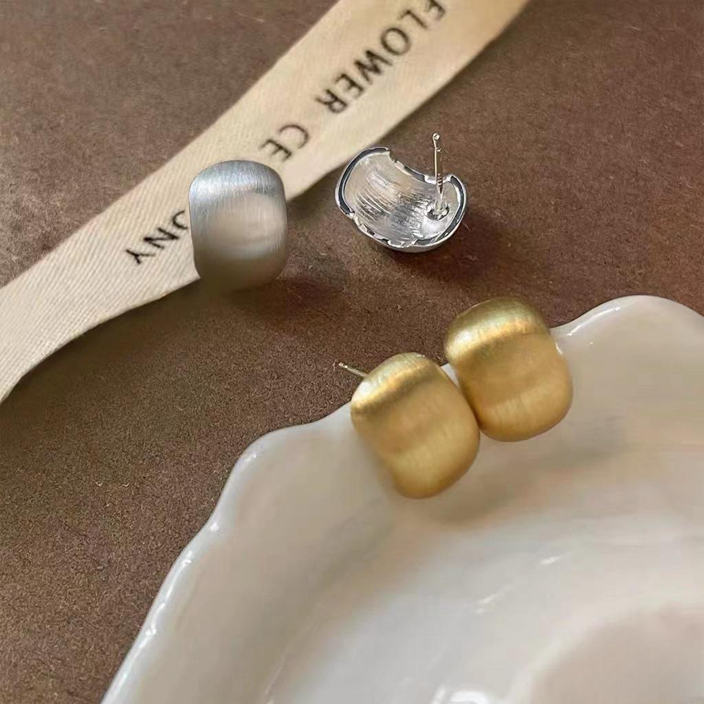 Elegant Frosted Brushed Bean Stud Earrings - French Retro Hong Kong Style, Exquisite Commuter-Friendly Ear Jewelry