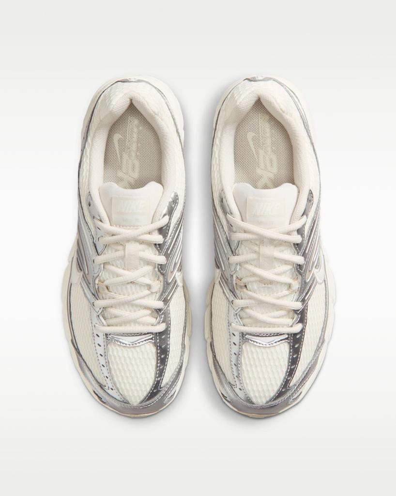 HQ2056-108 Женские Nike Air Max Moto 2K Бледно-слоновая костьМеталлический серебристый (Женский)