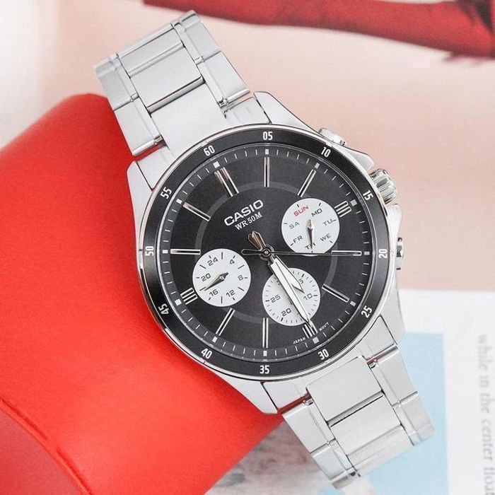 Montre - CASIO - Fond noir avec 3 cadrans - Etanche 50 m - Acier inoxydable - Quartz