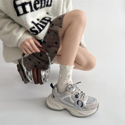 Серые корейские универсальные и легкие спортивные туфли на толстой подошве для женщин, лето 2025, новые туфли, показывающие ноги, маленький гонконгский стиль