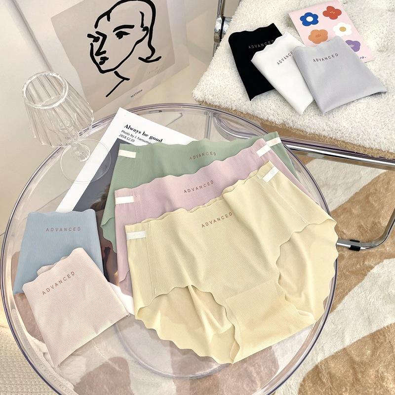 Women's Briefs Large Size Peach Butt One Piece Seamless Underwear Naked Ice Silk Breathable Comfortable Briefs