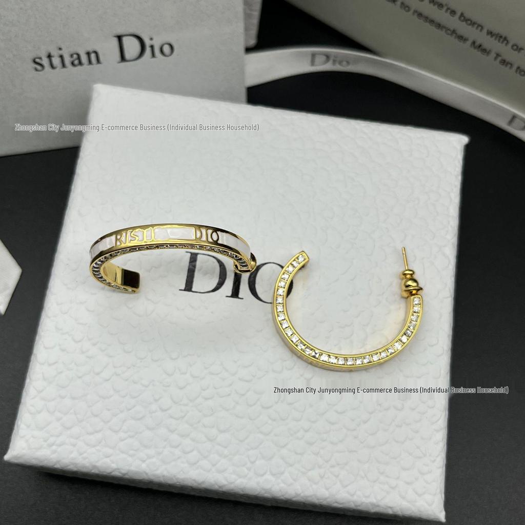 Черно-белые эмалированные серьги-полукольца с бриллиантовой инкрустацией и буквами для женщин