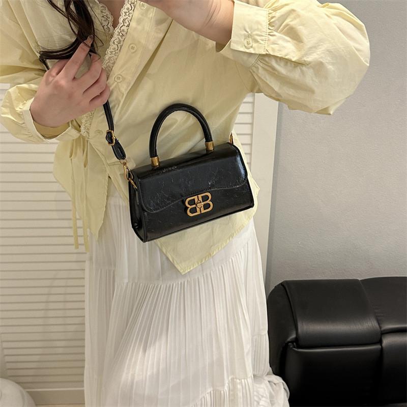 Simple Solid Color Gold Letter Buckle Decoration Women Casual Shoulder Bag For Ladies Urban Casual Outfits