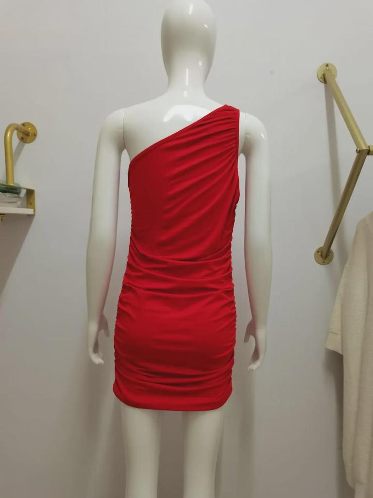 Летнее европейско-американское однотонное плиссированное платье с открытыми плечами 2022 года